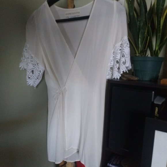 Stone Cold Fox Fox Robe In Ivory Silk - Picture 2 of 8